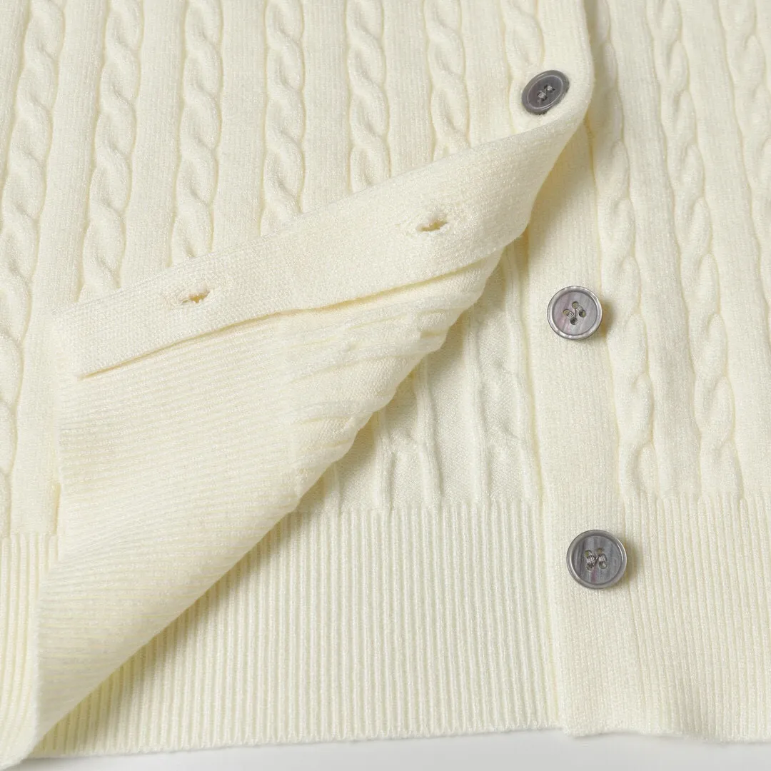 P166 Style No.: 602 -Ralph Lauren RL cardigan with classic war horse logo embroidery on the chest, long-sleeved sweater sweater jacket -The item is made of custom-dyed and custom-spun yarn, purchased from the original version. A full set of customized accessories. Details determine success or failure. Heavy new autumn and winter style. The weight of the item is as high as 800 grams. It is soft and delicate and does not tie the body. The upper body effect is very nice. Loose fit. Women's style. -Color: black, off-white, milk tea, light gray, dark gray. Navy blue red khaki red - Size: S / M / L S size 80-100 catties M size 100-120 catties Large size 120-135 catties